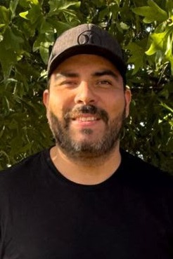 Enzo Valdés, fundador de Cafuné, con el workbook Mi Plan de Negocio en Acción